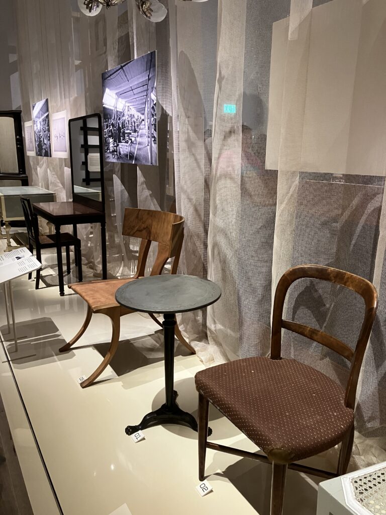 diverse stolar från utställning på Sörmlands museum